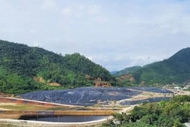 Chất thải rắn sinh hoạt hiện được chôn lấp, phủ bạt tại bãi rác Khánh Sơn (Đà Nẵng). 