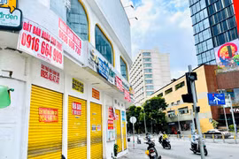 Doanh nghiệp “tê liệt” vì dịch: Hỗ trợ chưa thấy đâu, lãi và thuế đã đòi đủ?