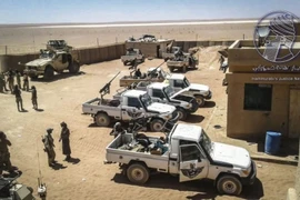 Một nhóm Hồi giáo cực đoan đầu hàng quân đội Syria ở sa mạc tỉnh Homs