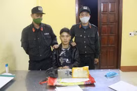 Đối tượng Lò Văn Thoản bị bắt cùng tang vật.