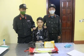 Đối tượng Lò Văn Thoản bị bắt cùng tang vật.