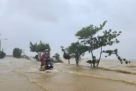 Nước dâng cao ngập các tuyến đường tại huyện Lệ Thủy.