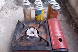 Bé trai 8 tuổi bị bỏng do bình gas mini để ngoài trời tự phát phát nổ