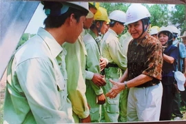 GS.VS.TSKH Trần Đình Long, kiến trúc sư trưởng của Đường dây 500kV - Kỳ 3: Băng rừng lội suối, vừa thiết kế vừa thi công