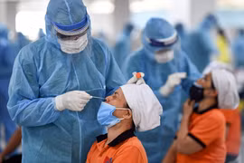 Thủ tướng: ‘Ưu tiên tiêm vaccine cho công nhân trong khu công nghiệp’