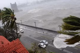 Chưa hết ‘khốn khổ’ vì COVID-19, Ấn Độ tiếp tục hứng thêm siêu bão