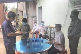 Ngành chức năng địa phương đến chia buồn, hỗ trợ gia đình bệnh nhân tử vong