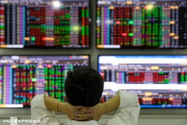 Chứng khoán bị bán mạnh, thị trường lại nghẽn