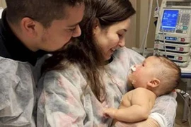 Bé 5 tháng tuổi sống sót thần kì sau 32 ngày hôn mê vì COVID-19