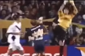 Những pha bắt bóng kiêm đá người siêu kinh dị của thủ thành bóng đá