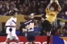 Những pha bắt bóng kiêm đá người siêu kinh dị của thủ thành bóng đá