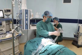 Thoát vị hoành ruột nằm trên khoang màng phổi