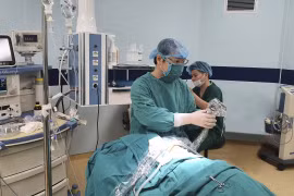 Thoát vị hoành ruột nằm trên khoang màng phổi