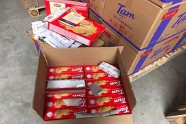 Chọn mua bánh kẹo 