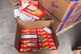 Chọn mua bánh kẹo 