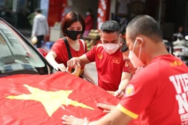 Cổ động viên tăng nhiệt trước giờ bóng lăn