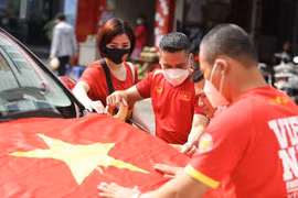 Cổ động viên tăng nhiệt trước giờ bóng lăn