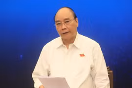 Chủ tịch nước Nguyễn Xuân Phúc cùng một số đại biểu Quốc hội đoàn TP.HCM tiếp xúc cử tri trước thềm kỳ họp thứ 2 khóa XV theo hình thức trực tuyến từ đầu cầu Văn phòng Chủ tịch nước. Ảnh: H. Vũ.