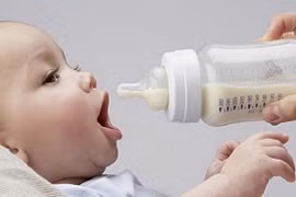 Bé 9 tháng tuổi đi nhà trẻ sặc sữa ngưng thở 