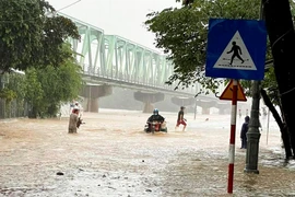 Lũ trên sông Kỳ Lộ, huyện Đồng Xuân (Phú Yên), vượt báo động 3 gây ngập nhiều khu dân cư, chia cắt giao thông.