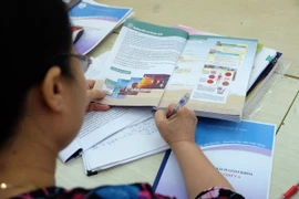 Bộ GD-ĐT giải trình việc SGK mới cao gấp đôi sách cũ với ĐBQH