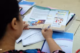 Bộ GD-ĐT giải trình việc SGK mới cao gấp đôi sách cũ với ĐBQH