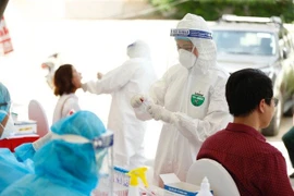 Người giao pizza ở Hà Nội và bố chủ quán bia Lộc Vừng mắc COVID-19 đang diễn biến nặng