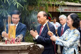 Chủ tịch nước dâng hương tưởng nhớ Vua Hùng