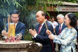 Chủ tịch nước dâng hương tưởng nhớ Vua Hùng