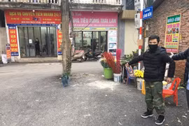 Thực nghiệm hiện trường vụ bé gái bị đóng đinh vào đầu