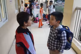 Phụ huynh mong con được trở lại trường nhưng cũng lo lắng.