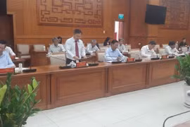 Đồng chí Nguyễn Văn Phước, Chủ tịch Liên hiệp các Hội Khoa học và Kỹ thuật TPHCM báo cáo về công tác lãnh đạo, chỉ đạo và phát triển đội ngũ trí thức của thành phố.