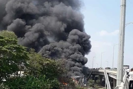 Cảnh sát khản cổ phát loa nhường đường, tài xế Lexus vẫn ngang ngược chặn đầu xe cứu hỏa