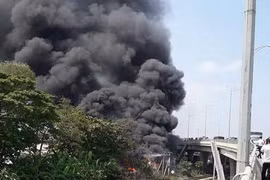 Cảnh sát khản cổ phát loa nhường đường, tài xế Lexus vẫn ngang ngược chặn đầu xe cứu hỏa