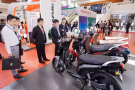 Cú hích từ giá xăng, xe máy điện thành hàng hot