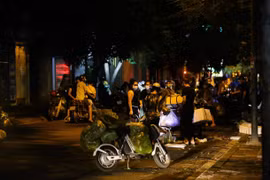 Hà Nội: Họp chợ lúc nửa đêm để né chốt kiểm soát phòng dịch