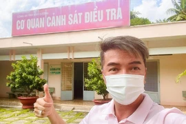 Thực hư lộ ảnh Đàm Vĩnh Hưng bị cơ quan điều tra “sờ gáy”