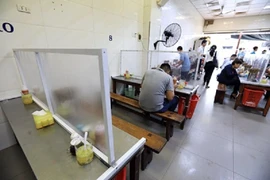 Hà Nội: Quán ăn, quán cà phê được hoạt động trở lại