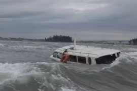 Lý do thuyền trưởng quay lại tháo "thiết bị rất quan trọng" của ca nô lật