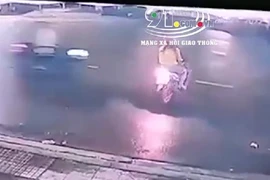 Khoảnh khắc đôi nam nữ sang đường bị xe máy kẹp 3 húc bay.