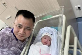 NSND Tự Long thêm con trai ở độ tuổi U50.