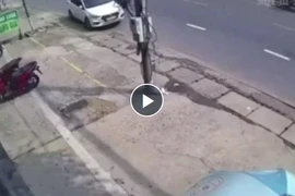 Video: Húc văng xế hộp đỗ ven đường, ô tô lật ngửa