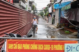 Hà Nội: Dựng "bức tường" tôn dài 200 m chia đôi 2 quận để phòng dịch