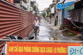 Hà Nội: Dựng "bức tường" tôn dài 200 m chia đôi 2 quận để phòng dịch