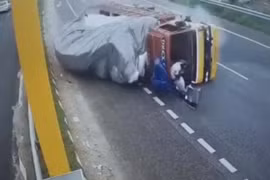 Nóng: Mất lái, xe tải đổ văng người xuống đường