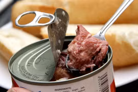 Không nên dùng quá nhiều đồ hộp