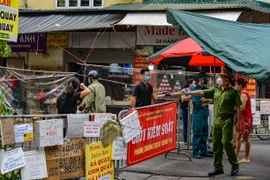 Tạm dừng kinh doanh trên một số ngõ, phố quanh chợ Hàng Bè, Hà Nội