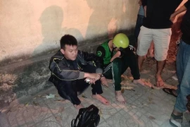 Hai nghi phạm cướp giật bị người dân khống chế, giao công an.