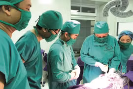 Bệnh viện tuyến tỉnh cắt u quái cho trẻ 1 ngày tuổi