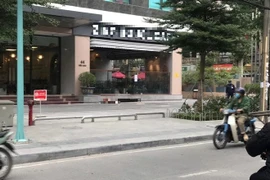 Hà Nội: Một phụ nữ rơi từ tầng cao chung cư Triều Khúc tử vong, lấy mẫu xét nghiệm COVID-19